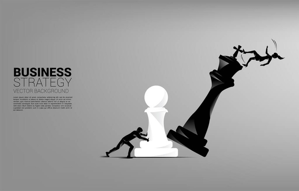 Σιλουέτα της επιχειρηματία ωθήσει πιόνι σκάκι κομμάτι για να ματ το βασιλιά με πτώση επιχειρηματία. - Διάνυσμα, εικόνα