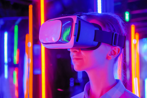 İnteraktif VR sergisinde sanal gerçeklik kulaklığı kullanan kadın: Kapat - Fotoğraf, Görsel