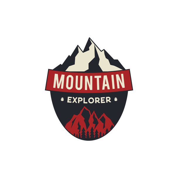 Odznak Mountain Explorer. Camping dobrodružství emblém v retro barvách stylu. Mají hory a les. Cestovní logo, náplast. Popisek stock vektoru wanderlust izolovaný na bílém pozadí. - Vektor, obrázek
