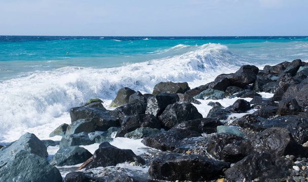 Θάλασσα με μεγάλους βράχους - Φωτογραφία, εικόνα