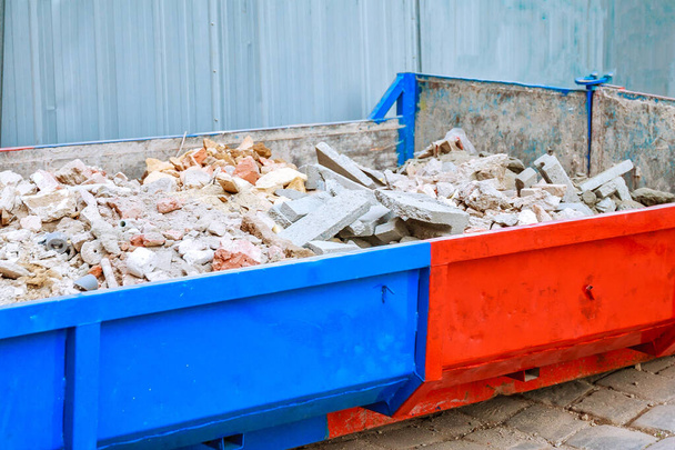 Odpadkový kontejner. Úplné stavební trosky na staveništi, odpadkové cihly - Fotografie, Obrázek