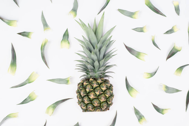 Saumaton kuvio yhden koko ananas ja ananas lehdet eristetty valkoisella pohjalla. Kesähedelmät terveelliseen elämäntapaan. Luonnonmukaiset hedelmät. - Valokuva, kuva