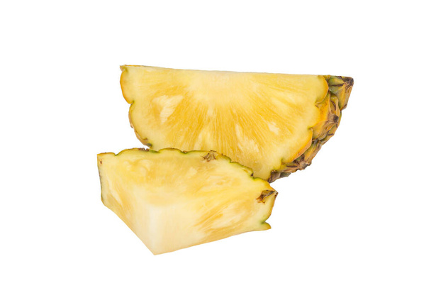 Ananas pala eristetty valkoisella pohjalla. Tuore ananaspalanen makro. Täysi syvyys. kesähedelmät, terveelliseen ja luonnolliseen elämään, - Valokuva, kuva
