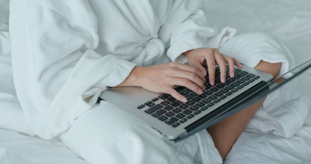 La donna lavora su computer portatile in camera d'albergo durante periodo di quarantena - Foto, immagini