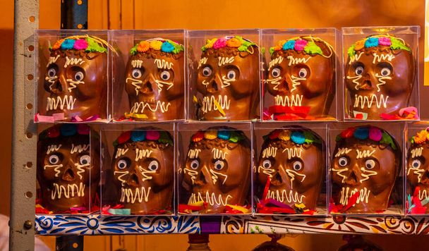 Dulces mexicanos tradicionales, (chocolates en forma de calavera) expuestos a la venta en un puesto en la Feria del Alfeique en Toluca, México 8 - Foto, imagen