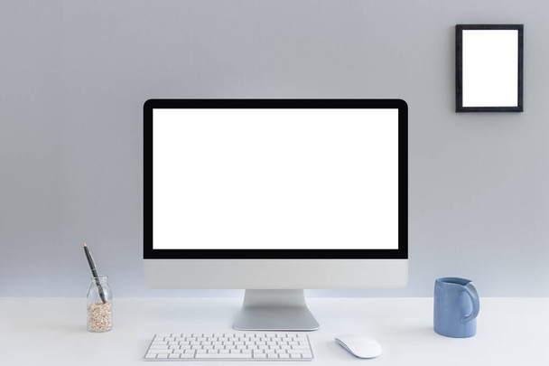 Υπολογιστής με κενό χώρο λευκό αντίγραφο για το κείμενο, Mockup desktop σχεδιασμό υπολογιστή στο γραφείο σε λευκό τραπέζι με πληκτρολόγιο και καφέ cub, έννοια χώρο εργασίας. - Φωτογραφία, εικόνα