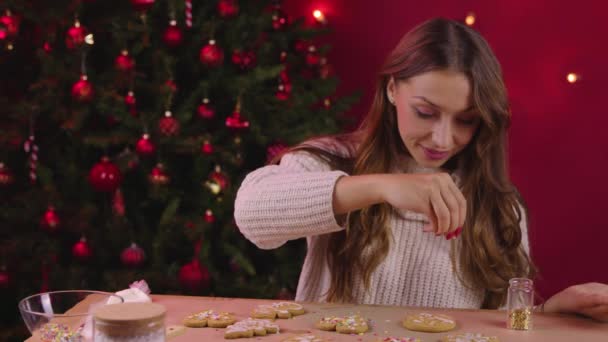 Vrolijke vrouw maakt kerstkoekjes in gezellige oudejaarsavond sfeer - Video