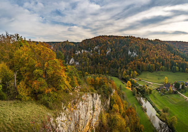 Fantasztikus őszi túra a gyönyörű Duna völgyében a Beuron kolostorban gyönyörű kilátással és sziklákkal - Fotó, kép