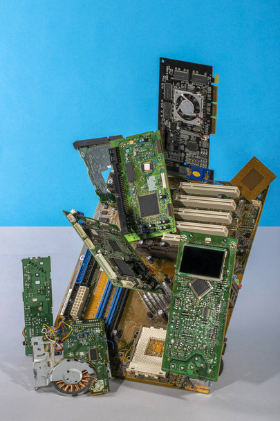 Figura abstracta doblada de placas de circuitos informáticos sobre un fondo de color - Foto, imagen