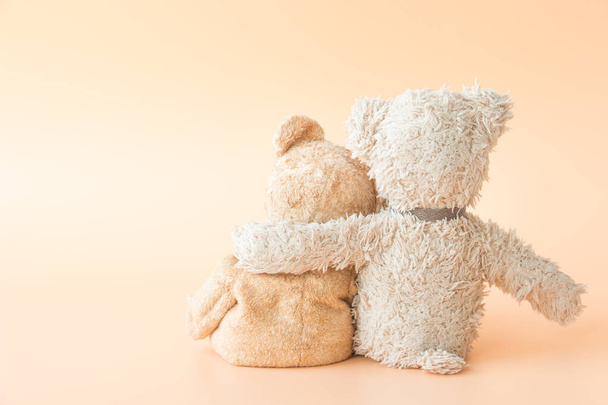 Amizade bonito ursinho de pelúcia com amigos estão segurando em seus braços - Foto, Imagem