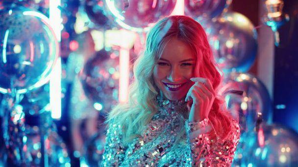 Sweet female person dancing under confetti. Blonde girl dancing in nightclub - Zdjęcie, obraz