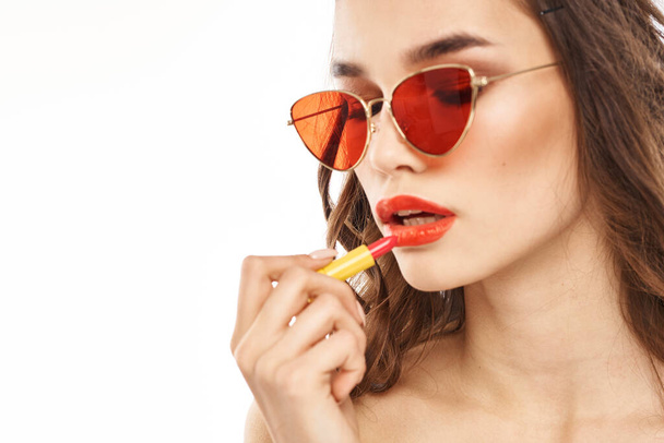 Fashionable brunette in sunglasses with makeup lipstick model - Fotoğraf, Görsel