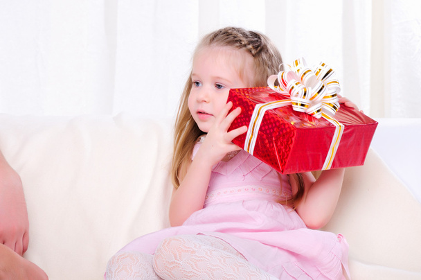 Little girl give a holiday gift - Foto, Imagen