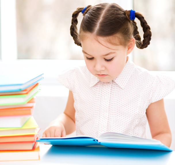 klein meisje is het lezen van een boek - Foto, afbeelding