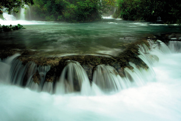Vodopád v národním parku Plitvická jezera v Chorvatsku - Fotografie, Obrázek
