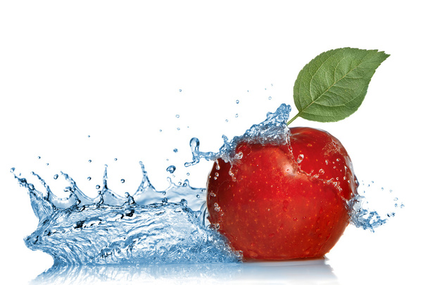 Красное яблоко с листьями и брызги воды изолированы на белом
 - Фото, изображение