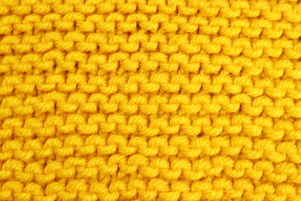 Knitted background of yellow wool threads - Foto, Imagen