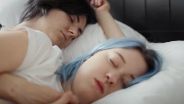 レズビアンカップルが一緒にベッドで寝ているビデオをズームアウトします。8Kでレッドヘリウムカメラで撮影 - 映像、動画