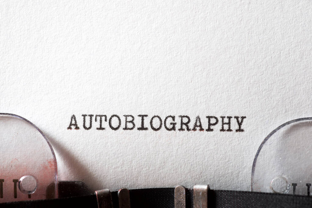 Palavra autobiografia escrita com uma máquina de escrever. - Foto, Imagem