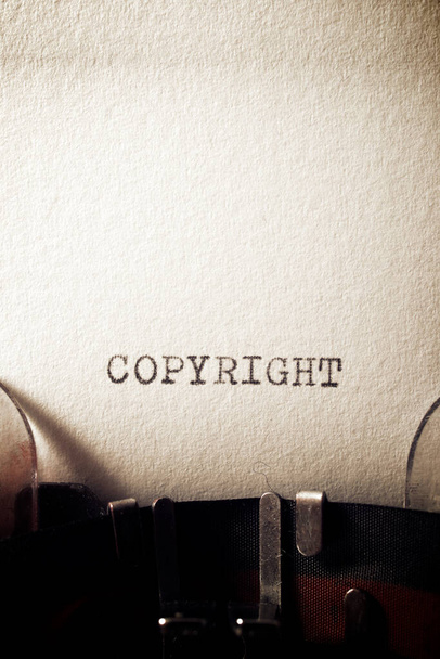 Palabra de copyright escrita con una máquina de escribir. - Foto, imagen