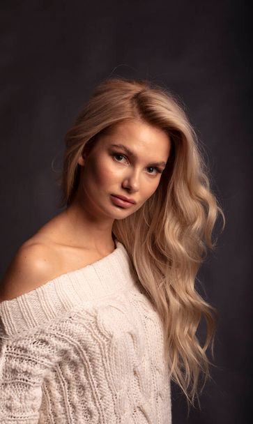 Blonde hair female model posing on camera  - Foto, Imagem