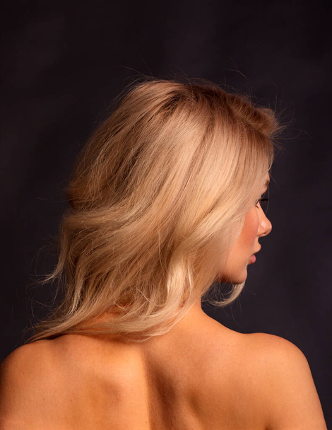 ブロンド髪女性モデルポージングオンカメラ  - 写真・画像