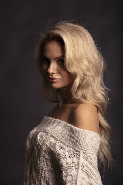 Blondýny vlasy žena model pózování na kameru  - Fotografie, Obrázek