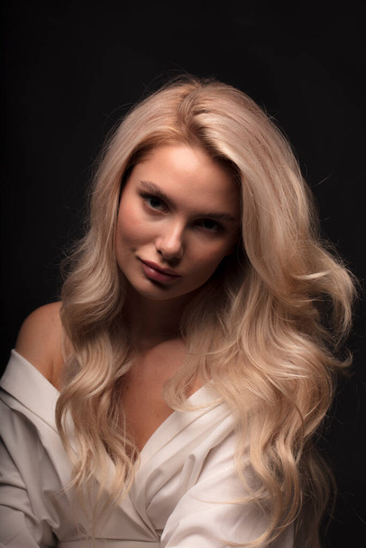 Blondes Haar weibliches Modell posiert vor der Kamera  - Foto, Bild