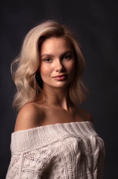 Blonde hair female model posing on camera  - Fotoğraf, Görsel