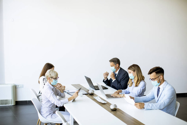 Група ділових людей з молодими людьми та колегою по старшій жінці на зустрічі в сучасному яскравому офісному інтер'єрі
 - Фото, зображення
