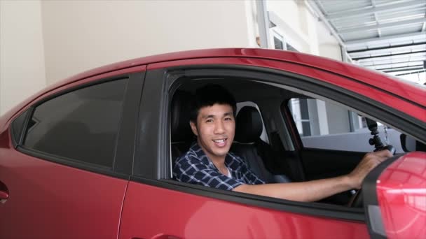 Азіатський чоловік відкриває червоні двері машини з розумною відсутністю клавіші для автомобіля - Кадри, відео