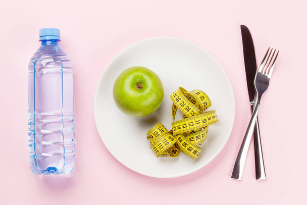 Comida saludable y concepto de pérdida de peso. Dieta y fitness. Vista superior plano laico - Foto, Imagen