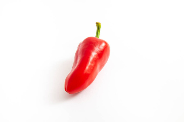 peperone rosso su fondo bianco tipico della coltivazione in Italia - Foto, immagini