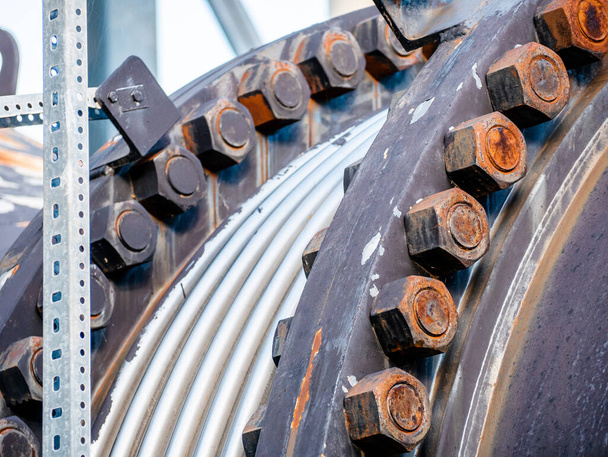 μηχανική ελαστική άρθρωση σιδήρου, φλάντζες με μεγάλα σκουριασμένα μπουλόνια - Φωτογραφία, εικόνα
