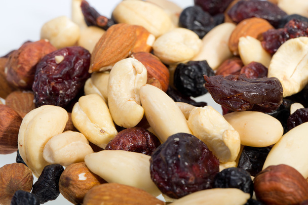 míchané ořechy a sušené ovoce izolované na bílém pozadí - Fotografie, Obrázek