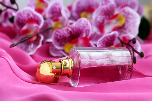 Orquídea rosa e garrafa de perfume, presente romântico - Foto, Imagem