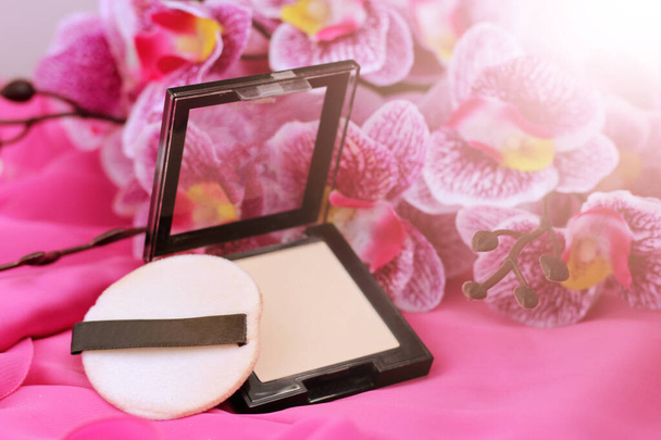 Proszek do twarzy i różowej orchidei, kosmetyk modowy - Zdjęcie, obraz