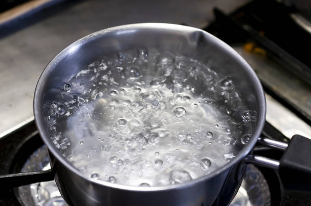 Kiehuva vesi ruostumattomassa pannulla keittiössä - Valokuva, kuva