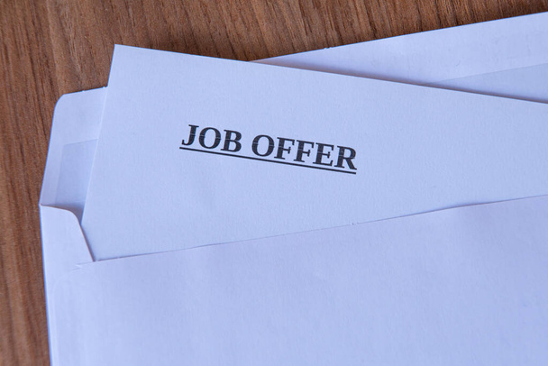 enveloppe blanche, contenant la lettre d'offre d'emploi - Photo, image