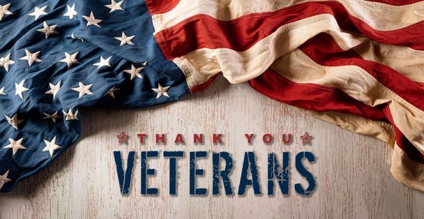 Gelukkige Veteranendag concept. Amerikaanse vlaggen tegen vintasge houten achtergrond. 11 november. - Foto, afbeelding