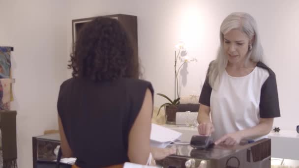 Barátságos női pénztáros működési fizetési folyamat - Felvétel, videó