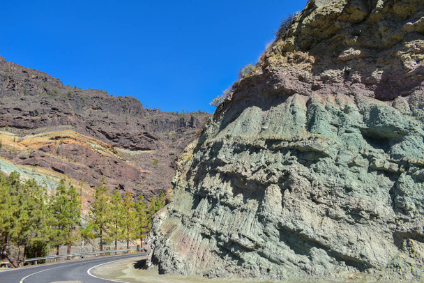 Piękny wulkaniczny krajobraz na Gran Canarii - kolorowe skały Los Azulejos. Wpływ erupcji hydromagmatycznych. - Zdjęcie, obraz