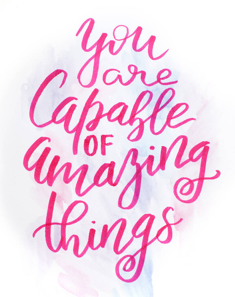 Надпись на розовом от руки "Ты способен на удивительные вещи"  - Фото, изображение