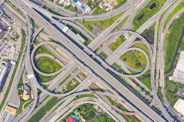 Luchtfoto van auto 's die op knooppunten rijden. Brug straat wegen in verbinding netwerk van architectuur concept. Bovenaanzicht. Stedelijke stad, Bangkok, Thailand. - Foto, afbeelding