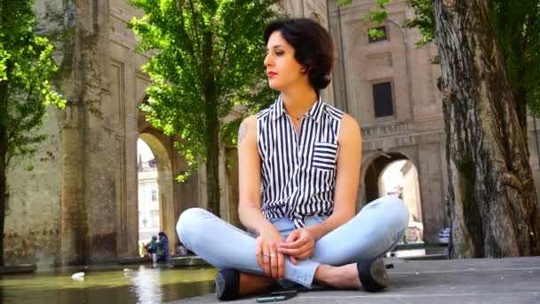 красива дівчина з коротким волоссям, що сидить у парку Піотта в пармі
 - Кадри, відео