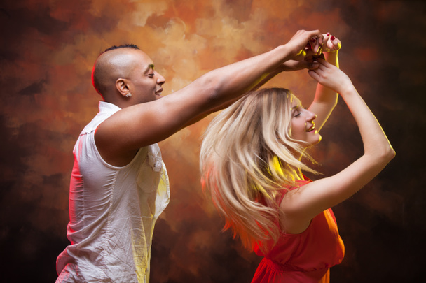 Молода пара танцює карибську сальсу - Фото, зображення