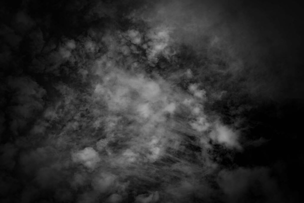 weiße Wolke und schwarzer Himmel strukturierten Hintergrund - Foto, Bild
