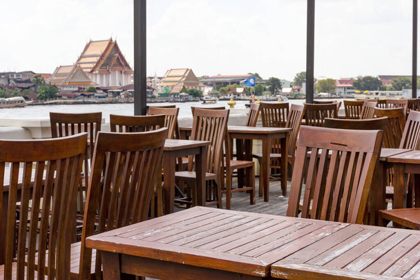 eettafel buiten met Chao Phraya River kant - Foto, afbeelding