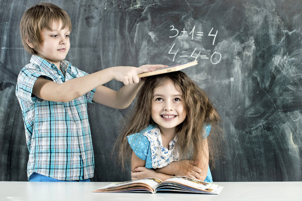 хлопчик і дівчинка діти балуються в школі
 - Фото, зображення