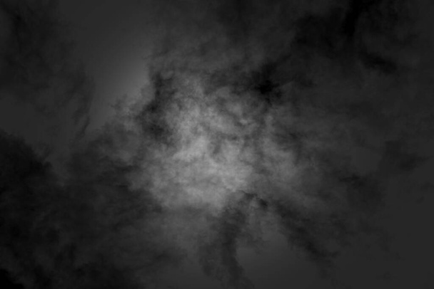 weiße Wolke und schwarzer Himmel strukturierten Hintergrund - Foto, Bild